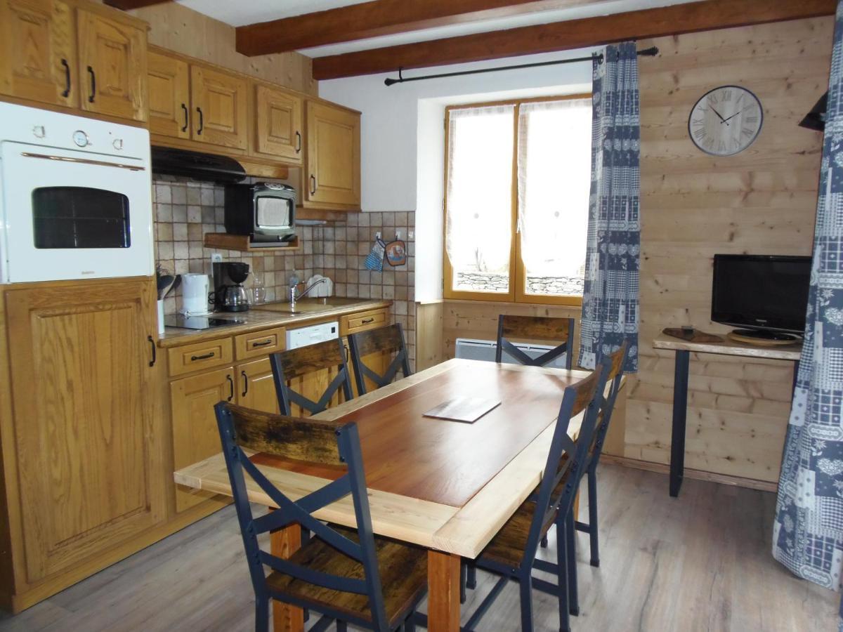 Chalet L'Aubepine Residence B&B เบส์ซองส์ ภายนอก รูปภาพ