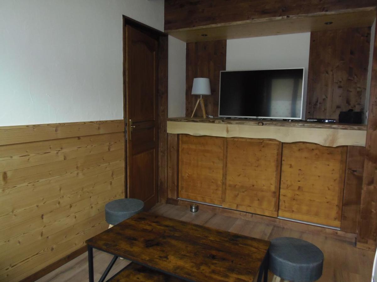 Chalet L'Aubepine Residence B&B เบส์ซองส์ ภายนอก รูปภาพ