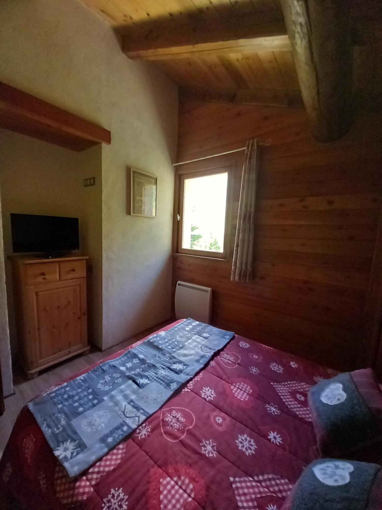 Chalet L'Aubepine Residence B&B เบส์ซองส์ ภายนอก รูปภาพ