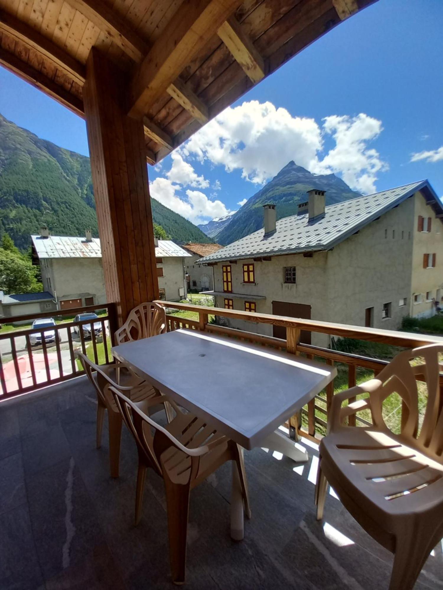 Chalet L'Aubepine Residence B&B เบส์ซองส์ ภายนอก รูปภาพ