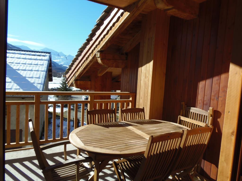 Chalet L'Aubepine Residence B&B เบส์ซองส์ ภายนอก รูปภาพ