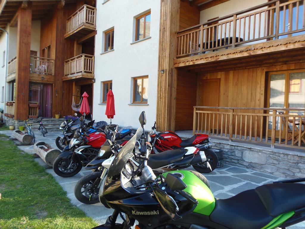 Chalet L'Aubepine Residence B&B เบส์ซองส์ ภายนอก รูปภาพ