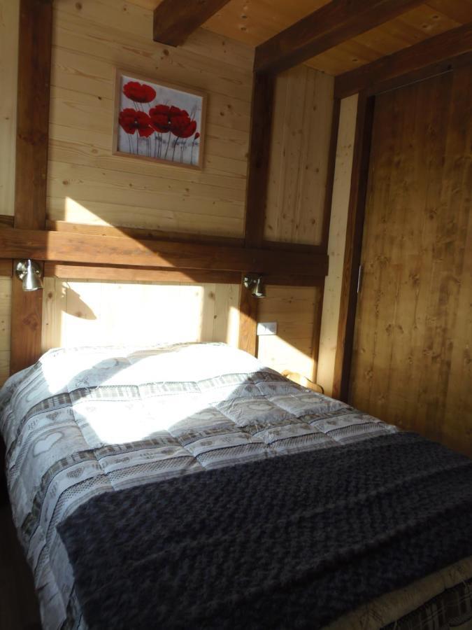 Chalet L'Aubepine Residence B&B เบส์ซองส์ ภายนอก รูปภาพ